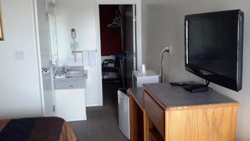 Телевизор и/или развлекательный центр в Red Deer Inn & Suites