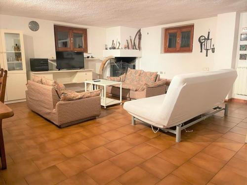 sala de estar con sofá y silla en Taverna tranquillissima indipendente en Trezzano sul Naviglio