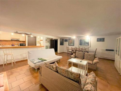 uma sala de estar com dois sofás e uma cozinha em Taverna tranquillissima indipendente em Trezzano sul Naviglio
