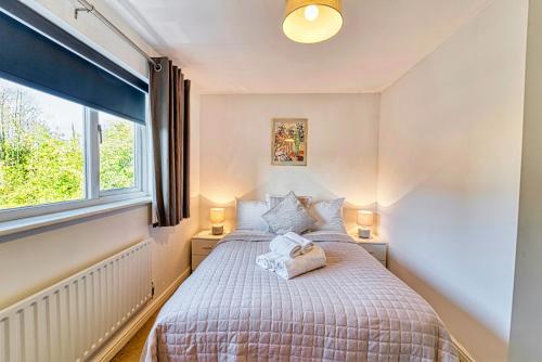 a bedroom with a bed and a window at Guest Homes - Lion Court in Worcester