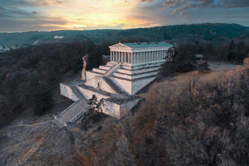 an aerial view of a building on a hill at GreenLeaf Walhalla-Apartment - Highspeed WLAN - Netflix - Südbalkon in Tegernheim
