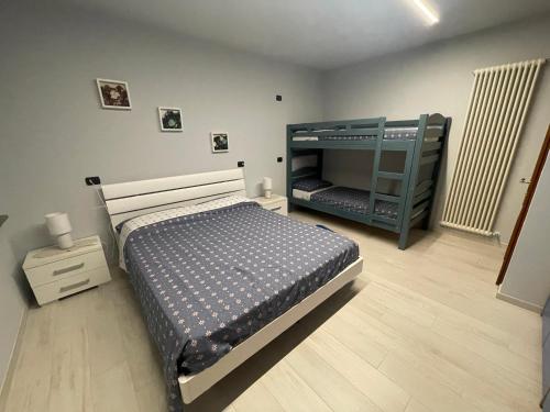 1 dormitorio con 1 cama y 1 litera en profumo di legno, en Aosta
