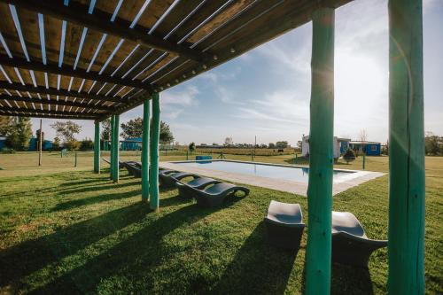 un pabellón con piscina y parque infantil en La Chakana de Uribelarrea en Uribelarrea