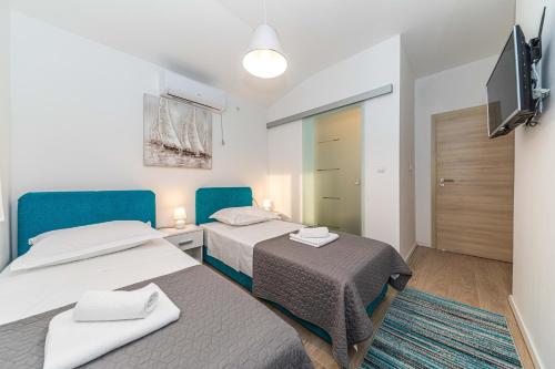 Posteľ alebo postele v izbe v ubytovaní Intimate secluded Luxury Villa Cambello, GORGEOUS SEA VIEW in Croatia