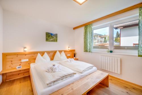 a bedroom with a bed and a window at Haus Ottilia - Top 5 in Neukirchen am Großvenediger