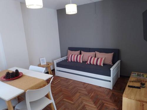 sala de estar con sofá y almohadas en Hermoso departamento en Córdoba, Centro 3 pax en Córdoba