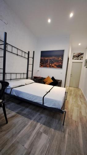 1 dormitorio con 1 cama grande y 1 sofá en Estudio privado con entrada independiente, en Santa Coloma de Gramenet