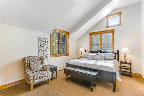 1 dormitorio con 1 cama y 1 silla en Ski Tip Ranch Retreat, en Keystone