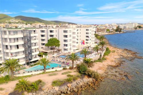 una vista aérea de un complejo y del agua en Apartamentos Vibra Jabeque Soul-3SUP en Ibiza