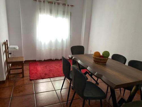 uma sala de jantar com uma mesa e cadeiras e uma janela em Casa del Aceite de Oliva Virgen Extra em Jaén