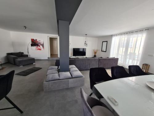 sala de estar con sofá, mesa y sillas en Villa Sabine en Trogir