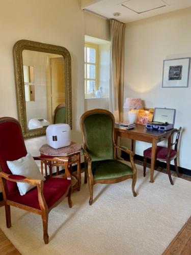 a room with a table and chairs and a mirror at Villa Vallière bed&breakfast in Vallières