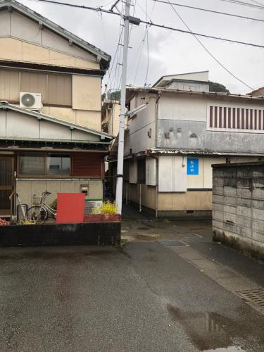 un parcheggio vuoto di fronte ad alcuni edifici di 桃源郷２ a Toba