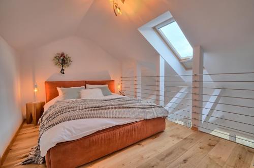 een slaapkamer met een groot bed op zolder bij Apartament Pistacjowy in Szczyrk