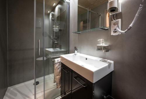 ein Bad mit einem Waschbecken und einer Dusche in der Unterkunft Boardinghouse-Landau in Landau in der Pfalz