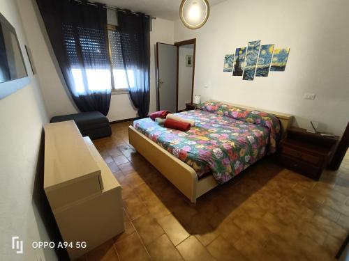 1 dormitorio con 1 cama y 1 mesa en una habitación en Villa Zagara, en Domus de Maria