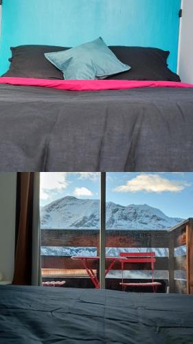 - un lit doté d'une fenêtre offrant une vue sur les montagnes dans l'établissement Orcières Rond Point des Pistes 1 Panoramique, Front de Neige, à Orcières