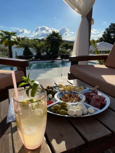 a tray of food on a wooden table with a drink at Paraíso do Salto in Lages