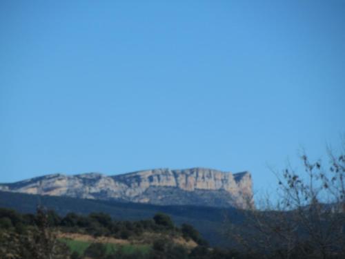 - une vue sur la montagne au loin dans l'établissement Apartamento Benabarre, Huesca, à Benabarre