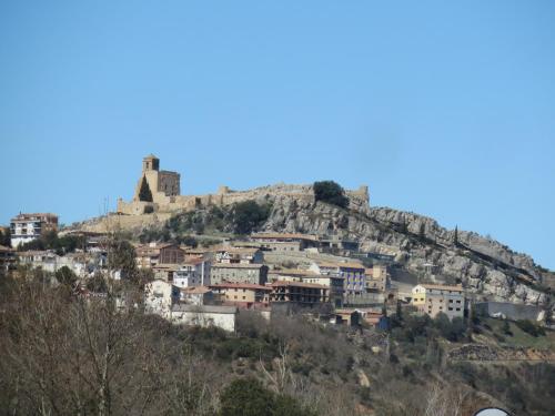 une ville sur une colline avec un château en haut dans l'établissement Apartamento Benabarre, Huesca, à Benabarre