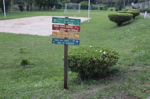 a sign in the middle of a park at Paraíso do Salto in Lages