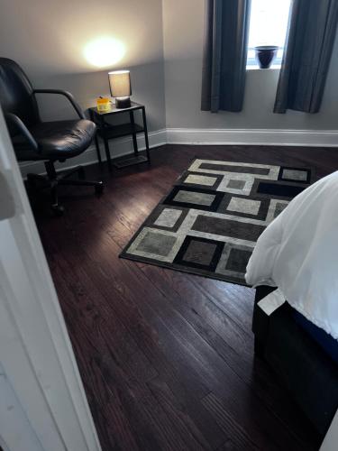 - une chambre avec un lit, une chaise et un tapis dans l'établissement Simplified Living Space, à Chicago