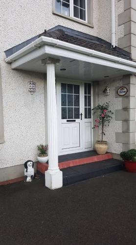 una porta d'ingresso di una casa con un pilastro di A comfortable stay in Ballybofey a Ballybofey