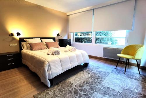 a bedroom with a large bed and a window at Completo apartamento a un paso de La Concha in Donostia-San Sebastián