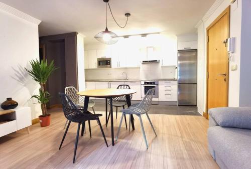 a kitchen and dining room with a table and chairs at Completo apartamento a un paso de La Concha in Donostia-San Sebastián