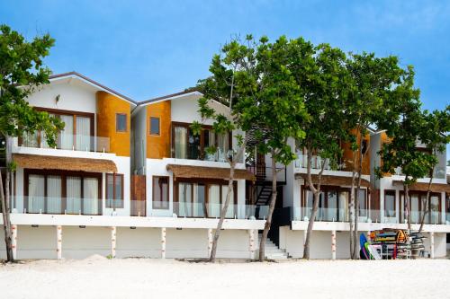 uma fila de edifícios de apartamentos na praia em Diamond Beach Resort em Ko Samed