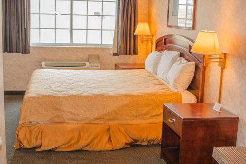 a hotel room with a bed and a table at Colfax Inn By Marifah in Colfax