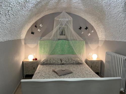 1 dormitorio con 1 cama con dosel y estrellas en la pared en Casa Cristina - Vista Lago, en Tignale