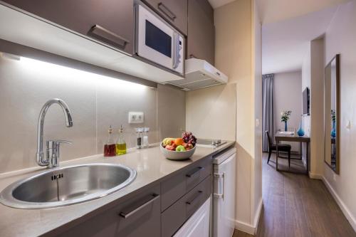 Kuchyň nebo kuchyňský kout v ubytování Citadines Sainte-Catherine Brussels