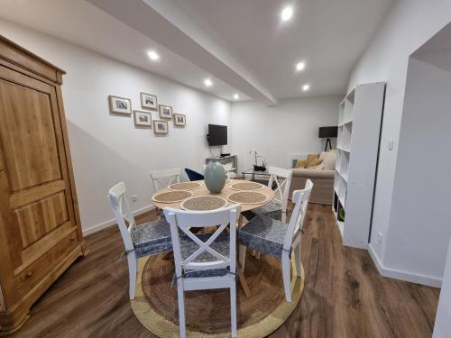 une salle à manger avec une table et des chaises dans une pièce dans l'établissement HOME ET HOLIDAY Le Petit Verdot, à Viviers