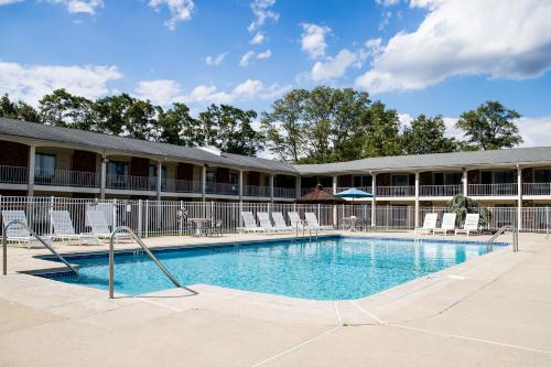 una piscina frente a un hotel en Crystal Inn Eatontown, en Eatontown