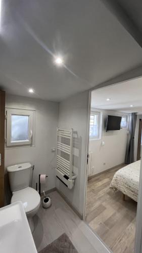 La salle de bains est pourvue de toilettes et d'un lit. dans l'établissement Soleil Levant, au Crotoy