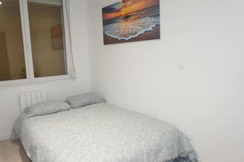 聖康坦的住宿－Coquet STUDIO TOUT ÉQUIPÉ CENTRE VILLE WIFI 2PERS，一间卧室设有一张床和两个窗户。