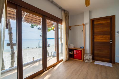 um quarto com vista para a praia a partir da porta em Diamond Beach Resort em Ko Samed