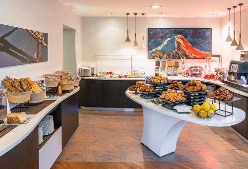 un buffet dans un hôtel avec beaucoup de nourriture dans l'établissement Mercure Napoli Centro Angioino, à Naples
