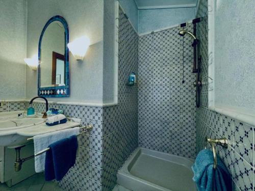 un bagno con lavandino, doccia e vasca di Villa Le Selvarelle by Nicola Real Estate a Corsanico-Bargecchia