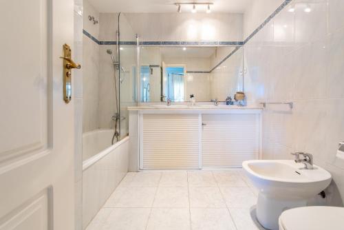 een badkamer met toilet, douche en wastafel bij Costa Lago Playa in Torremolinos