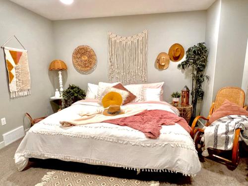 1 dormitorio con 1 cama con sombrero en Boho Hideaway, en Sylvan Lake