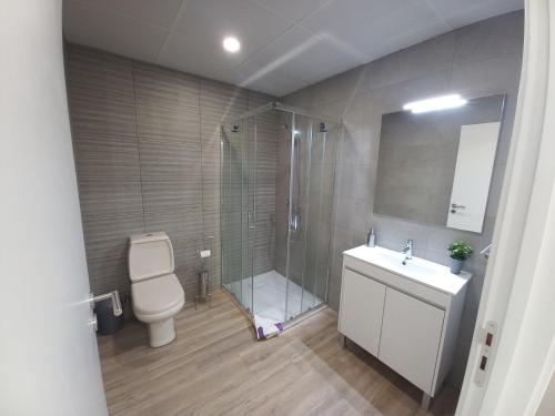 モンサオンにあるQuinta de Reirizのバスルーム(シャワー、トイレ、シンク付)