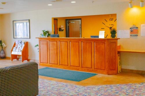 a waiting room with a cash counter in a store at Colfax Inn By Marifah in Colfax