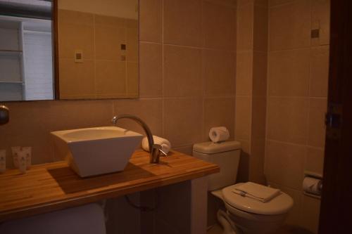 y baño con lavabo y aseo. en Hotel Palma de Mallorca en La Paloma