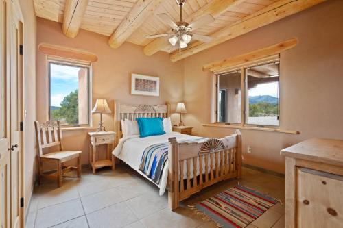 Schlafzimmer mit einem Bett und einem Fenster in der Unterkunft Casa Cielo in Taos