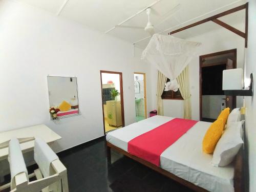 Tempat tidur dalam kamar di Mali Guest House
