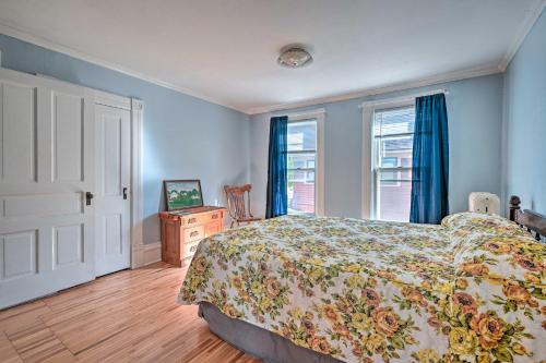 1 dormitorio con 1 cama, vestidor y ventana en Victorian Apartment Less Than 1 Mi to Wisconsin River, en Stevens Point