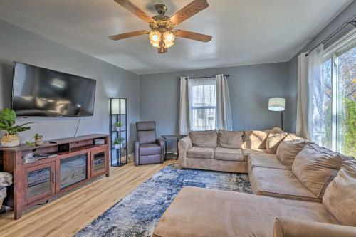 Televisyen dan/atau pusat hiburan di Charming Family Home about 4 Mi to Granite Peak!