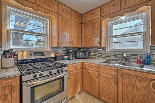 Dapur atau dapur kecil di Charming Family Home about 4 Mi to Granite Peak!
